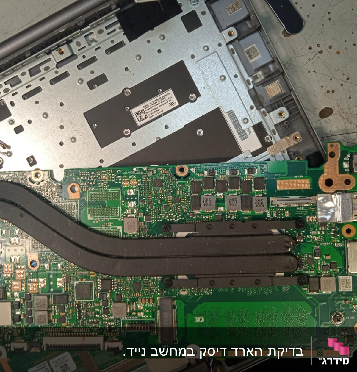לוח אם של מחשב נייד עם רכיבים אלקטרוניים